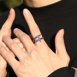 Gros plan d'une bague épée gothique avec zircons violets sur anneau en alliage noir