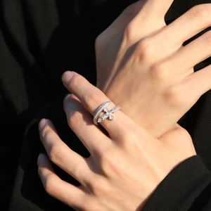 Gros plan sur la bague croix hip-hop sertie de zircons cubiques micro-pavés brillants