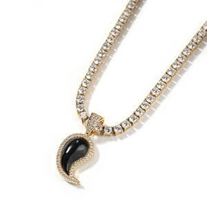 Vue macro d'un collier chaîne tennis hip hop avec pendentif paisley en zircon noir