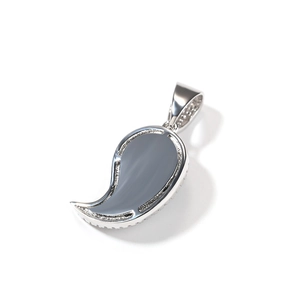 Gros plan d'un pendentif hip-hop en argent avec onyx noir et zircons blancs sertis