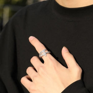 Détail de la bague épée hip hop avec zircons micro-paves sur le doigt en lumière chaude