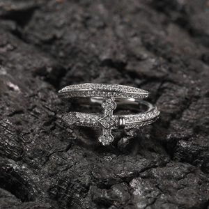 Vue macro détaillée de la bague croix hip hop en argent avec pierres de zircone micro-pavées