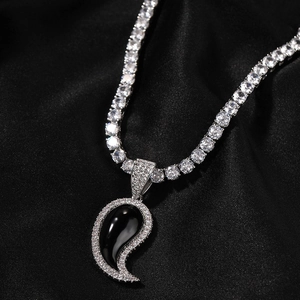 Gros plan d'un collier hip-hop en argent avec pendentif zircon sur soie noire