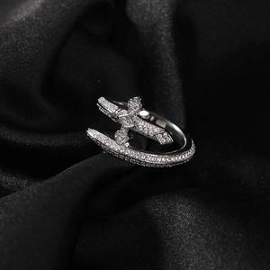 Bague hip hop argentée avec motif croix d'épée et pierres de zircone micro-pavées