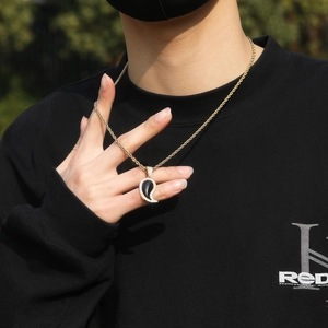 Détail d'une chaîne corde dorée hip-hop avec pendentif paisley et zircons blancs