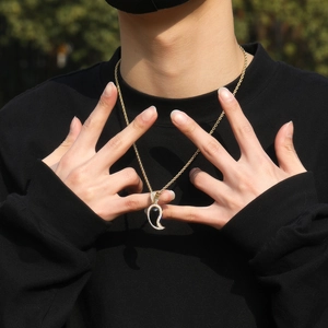 Gros plan d'une chaîne corde dorée hip hop avec pendentif serti de zircon sur un mannequin