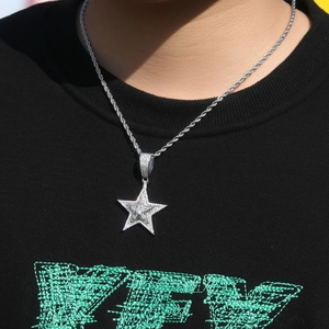 Detail der Hip-Hop Sternenkette mit Zirkonia-Steinen und silberner Kordelkette für Herren