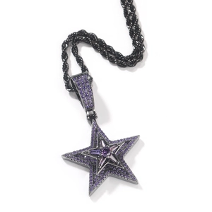 Vista macro del pendente a pentagramma hip hop con zirconi viola su catena a corda nera