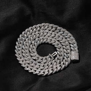 Vue macro de la chaîne cubaine argentée de 9 mm avec strass sertis de manière dense