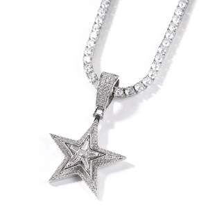 Detail der Iced Out Tenniskette mit rotierendem Sternanhänger und Silberzirkonia