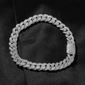 Détail du bracelet gourmette argenté de 9mm serti de diamants sur soie noire