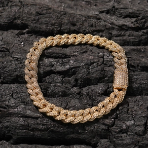Vue détaillée du bracelet gourmette cubaine de 9 mm doré avec strass et fermoir à clapet