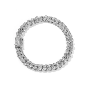 Gros plan détaillé du bracelet cubain 9mm en argent serti de micro-zicons brillants