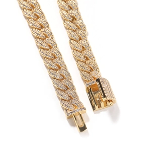 Détail de la chaîne cubaine 9mm dorée avec zircons pavés et fermoir à cliquet sécurisé