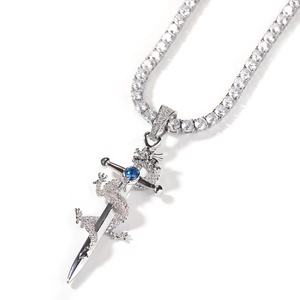 Détail du pendentif épée dragon hip hop avec zircon bleu et collier tennis brillant