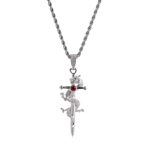 Détail du pendentif épée dragon argenté avec pierre rouge et incrustation zircon
