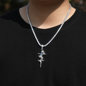 Détail du pendentif épée dragon hip hop avec pierre bleue sur une chaîne tennis