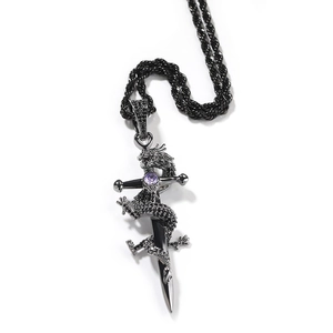 Détail d'un dragon noir enroulé autour d'un pendentif épée avec un zircon violet
