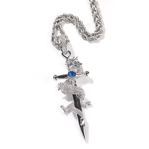Détail du pendentif dragon et épée hip-hop en argent avec zircon bleu et pierres pavées
