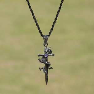 Détail du pendentif épée et dragon avec zircon violet et texture d'écailles noires