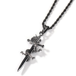 Vue détaillée d'un pendentif dragon noir entourant une épée avec chaîne torsadée