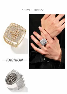 Vista dettagliata dell'anello quadrato hip hop con micro-pave di zirconi e struttura cava