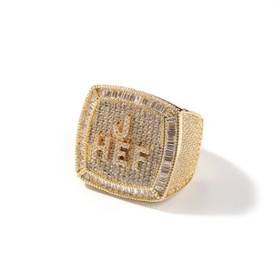 Macro di anello quadrato dorato con scritta J HEF e zirconi in stile hip hop