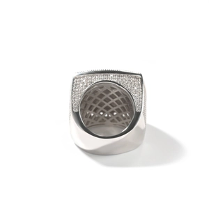 Dettaglio dell'interno traforato della fascia dell'anello quadrato in argento con pavé