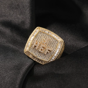 Dettaglio macro dell'anello hip hop dorato quadrato con pavé di zirconi cubici