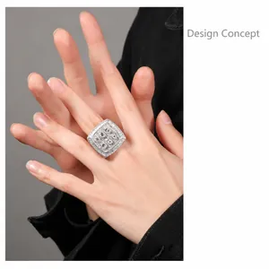 Dettaglio macro dell'anello quadrato argento con pavé di micro-zirconi in stile hip hop