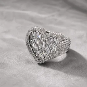 Hiphop Iced Out Heart Ring For Men Women Copper Zirconia Pave Baguette Cut Fashion Luxurious Cocktail Finger Jewelry