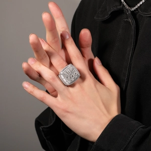 Dettaglio anello quadrato hip-hop in argento con pavé di zirconi lucidi