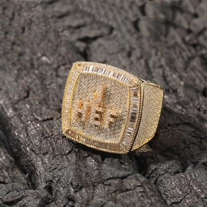 Anello hip-hop quadrato dorato con lettera HEF e micropavé di zirconi luccicanti