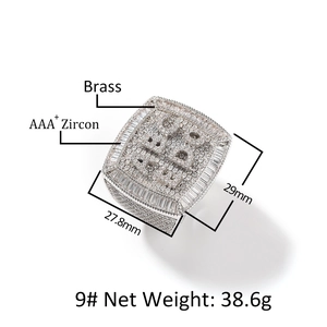 Anello hip hop quadrato con zirconi incastonati e scritta BAD in ottone lucido
