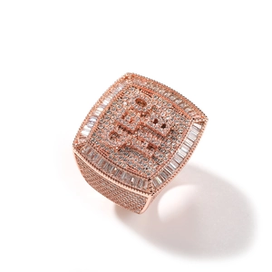 Anello hip hop quadrato con pietre taglio baguette e lettera CH in finitura oro rosa
