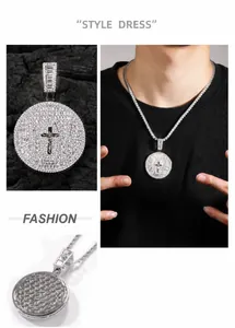 Primer plano detallado de un collar hip hop plateado con colgante de disco y cruz