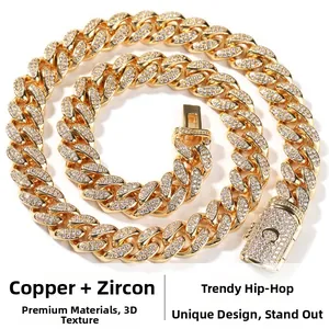 Detail der 12mm goldenen Panzerkette mit mikroverzierten weißen Zirkonia-Steinen im Hip-Hop-Stil