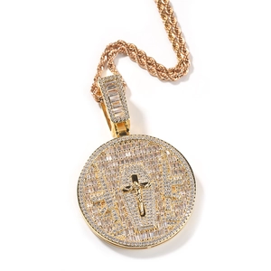 Vista macro del colgante de hip hop dorado con diseño de ataúd de diamantes y una cruz