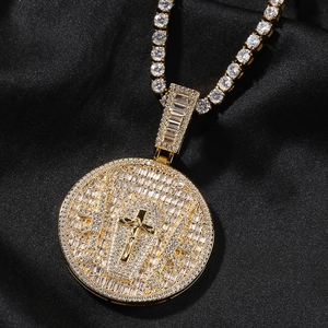 Detalle macro del colgante de cruz hip hop chapado en oro con circonitas brillantes