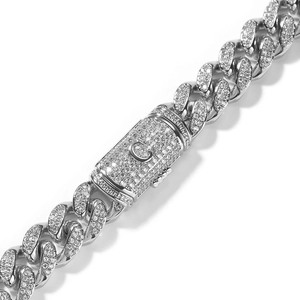 Nahaufnahme der 12mm Cuban-Kette mit Zirkonia-Besatz und Buchstaben-C-Verschluss