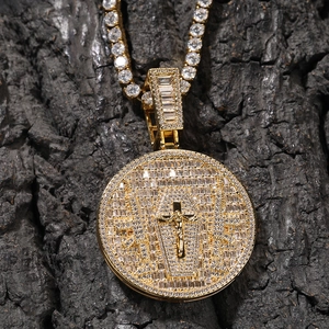 Detalle macro de un lujoso colgante de cruz chapado en oro con circonitas brillantes