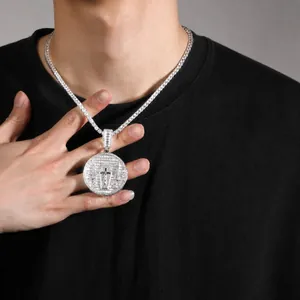 Detalle de collar hip hop plateado con cadena de tenis brillante y colgante de cruz