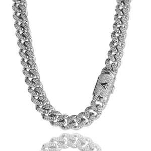 Detail der 12mm silbernen Cuban-Kette mit Zirkonia und Buchstabe A auf dem Verschluss