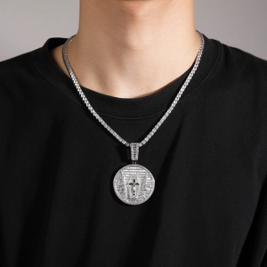 Detalle del colgante de medallón hip-hop plateado con cruz de diamantes y cadena de tenis