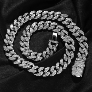 Nahaufnahme der 12mm silbernen Kuba-Kette mit Zirkonia-Pavé und Verschluss mit Buchstabe C