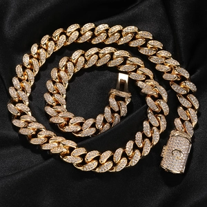 Nahaufnahme der vergoldeten 12mm Panzerkette mit Zirkonia auf schwarzem Seidenhintergrund