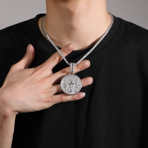 Collar hip hop plateado con colgante de cruz y circonitas pavé en una cadena de tenis