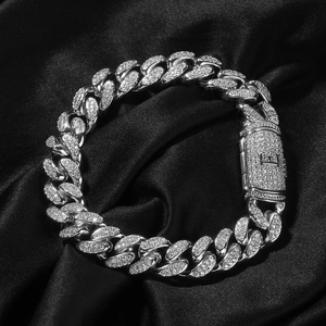 Silbernes Cuban-Gliederarmband mit Zirkonia und F-Initial-Verschluss in Nahaufnahme