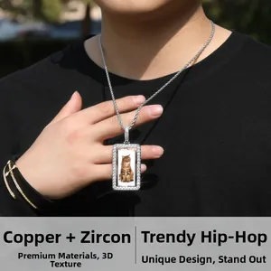 Détail d'un pendentif photo rotatif en cuivre avec zircon blanc au style hip-hop