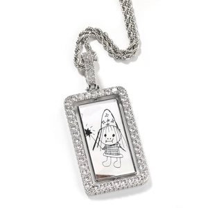 Détail du collier hip hop rotatif argenté serti de diamants avec chaîne corde